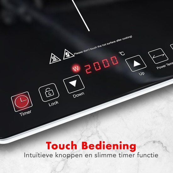 Close-up van de linkerzone van een zwarte inductie kookplaat met touch bediening, 2000W.
