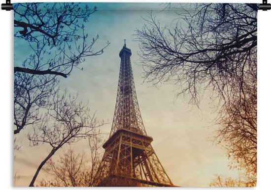 Wandkleed Eiffeltoren - De Eiffeltoren in combinatie met kale herfsttakken en een laagstaande zon Wandkleed katoen 150x112 cm - Wandtapijt met foto