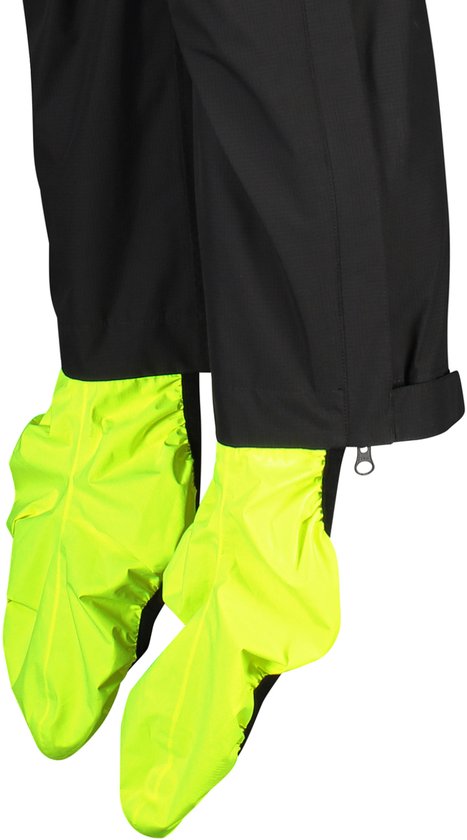 Detail van de onderkant van een zwarte AGU regenbroek met gele overschoenen en rits.