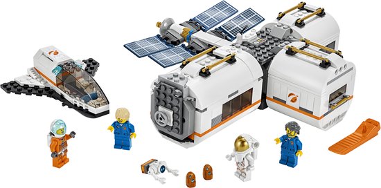 LEGO City Lunar Space Station met shuttle, zonnepanelen, satelliet en vijf minifiguren.