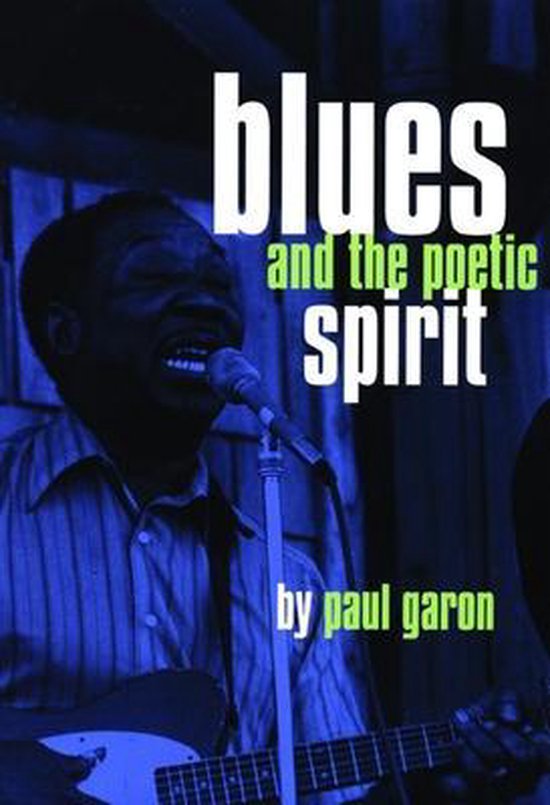 Boekcover met de titel 'blues and the poetic spirit' door Paul Garon. Een bluesmuzikant zingt in een microfoon.