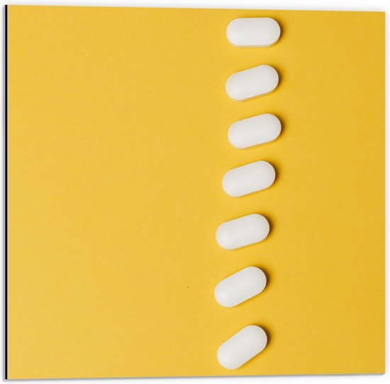 Dibond - Rij Witte Pillen op Gele Achtergrond - 50x50cm Foto op Aluminium (Wanddecoratie van metaal)