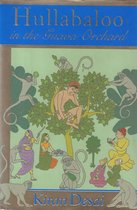 Boekcover 'Hullabaloo in the Guava Orchard' met een jongen in een guaveboom, omringd door apen, en mensen beneden. De titel en auteur 'Kiran Desai' staan bovenaan en onderaan.