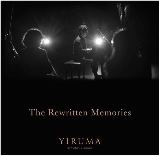 Een pianist speelt op een vleugel, verlicht door spotlight, met orkestmuzikanten op de achtergrond. Titel 'The Rewritten Memories' en 'Yiruma 20th Anniversary'.