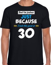 Dont be jealous just because i look this good at 30 cadeau t-shirt zwart voor heren - 30 jaar verjaardag kado shirt / outfit S