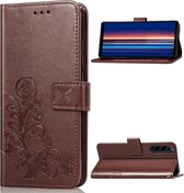 Voor Sony Xperia 5 vierbladige gesp reliÃ«f gesp mobiele telefoon bescherming lederen tas met lanyard & kaartsleuf & portemonnee & beugel functie (bruin)
