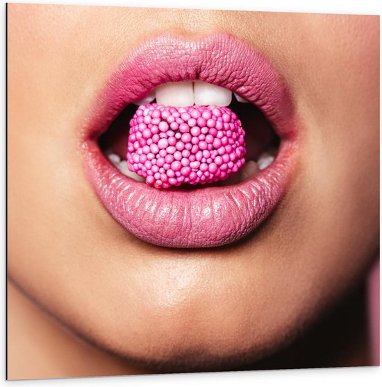 Dibond - Snoepje tussen Roze Lippen - 100x100cm Foto op Aluminium (Wanddecoratie van metaal)