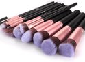 Set make-up kwasten met zwarte handvatten, rosé gouden ferrules en lichtpaarse borstels.