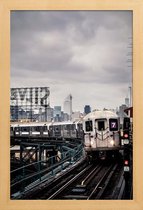JUNIQE - Poster in houten lijst Metro van New York -40x60 /Grijs