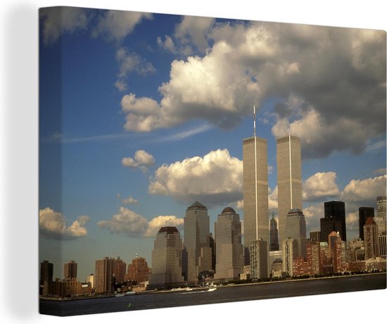 Canvas Schilderij Wolken omringen het World trade center in New York - 140x90 cm - Wanddecoratie