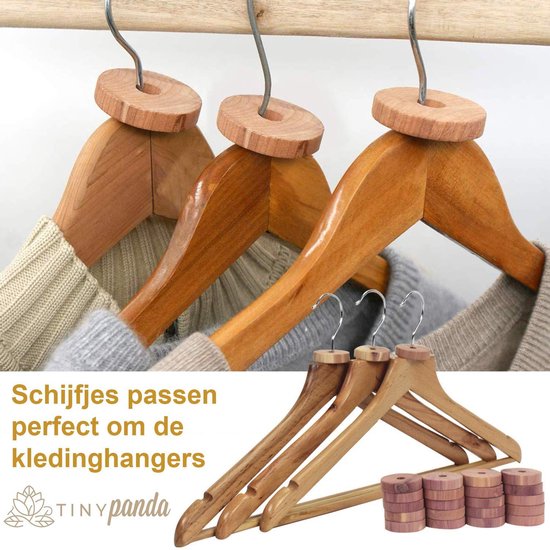 Cederhouten schijfjes passen perfect om houten kledinghangers met gebreide kleding.