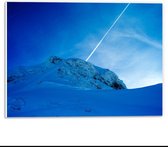 Forex - Besneeuwde Berg Met een Mooie Blauwe Lucht - 40x30cm Foto op Forex