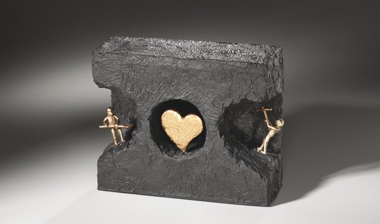 sculptuur vind de liefde - 2 mensen graven naar de hart- bronzen beeld - stenen sokkel - ECHT BRONS - handwerk