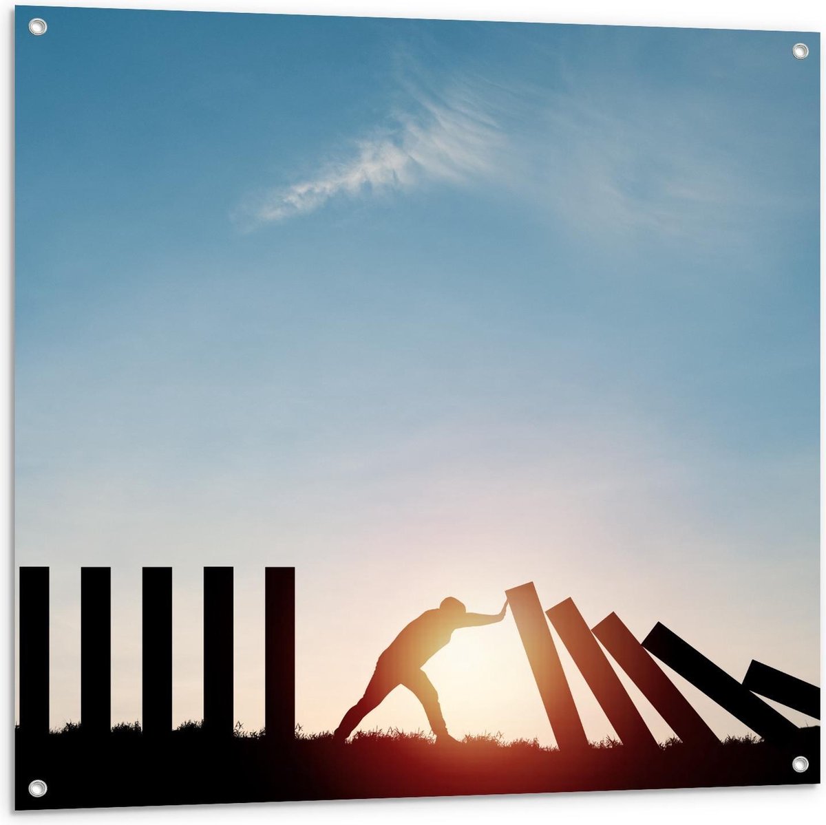 Tuinposter – Persoon duwend tegen Palen - 100x100cm Foto op Tuinposter (wanddecoratie voor