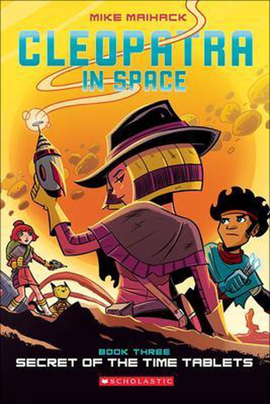 Boekcover van 'Cleopatra in Space 3: Secret of the Time Tablets' door Mike Maihack. Cleopatra met hoed en cape, met haar robot-assistent en vrienden omringd door ruimtepuin.
