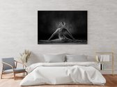 Fotoschilderij (artistiek naakt) - een naakte vrouw in spagaat - geborsteld aluminium 120cmX80cm (wanddecoratie)