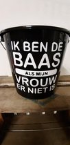 Emmer - Tekst - 5 liter - Ik ben de Baas, als mijn Vrouw er niet is - Zwart - Kado - Gift