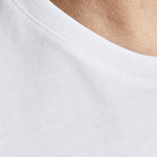 Detailopname van de witte halslijn van een Jack & Jones t-shirt.