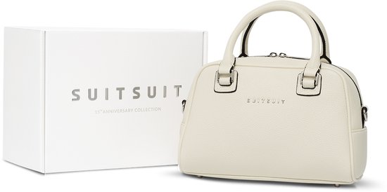 Off-white SUITSUIT Daily Bag naast de witte SUITSUIT 15th Anniversary Collection doos.