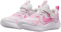 Paar wit met roze sneakers met roze Nike logo's en klittenbandsluitingen.