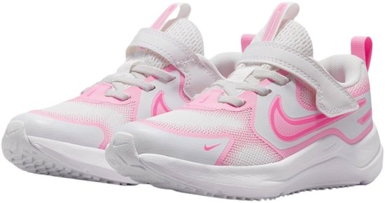 Paar wit met roze sneakers met roze Nike logo's en klittenbandsluitingen.