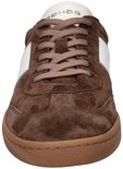 Voorkant van bruine suède sneaker met witte streep, bruine veters en zool.
