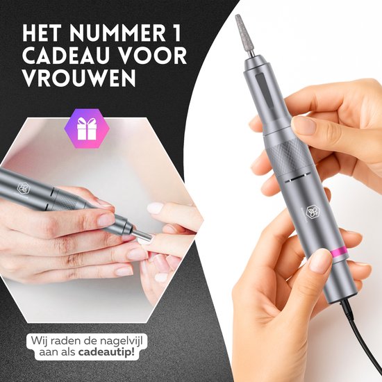 Handen voeren manicure uit met zilverkleurige nagelvijl. De ideale cadeautip voor vrouwen.
