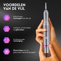 Hand houdt zilverkleurige elektrische nagelvijl met roze accenten vast. Hoge kracht, veilig & comfortabel.