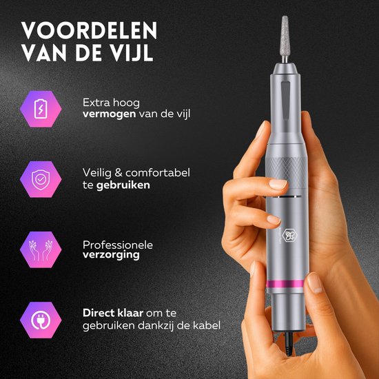 Hand houdt zilverkleurige elektrische nagelvijl met roze accenten vast. Hoge kracht, veilig & comfortabel.