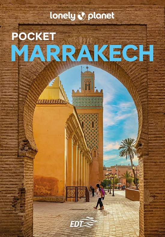 Lonely Planet Pocket Marrakech boek met een vrouw die door een stenen boog loopt, een minaret en een palmboom op de achtergrond.