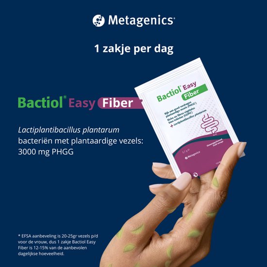 Hand die een zakje Metagenics Bactiol Easy Fiber vasthoudt. De verpakking toont 'Bactiol Easy Fiber' met een illustratie van darmen en sinaasappel.