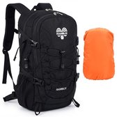 Zwarte rugzak met een oranje regenhoes ernaast.
