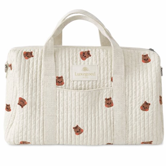 Sac à langer matelassé crème avec broderies répétitives d'ours bruns et une étiquette de la marque Luxegoed.