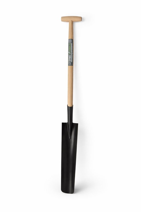 Zwarte spade met lang, smal werkblad en een essenhouten steel met T-greep.