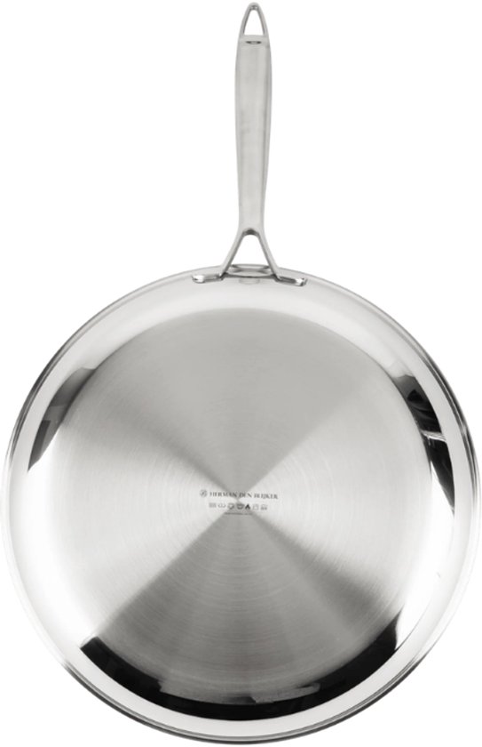 Onderkant van een zilverkleurige koekenpan met metalen handvat.