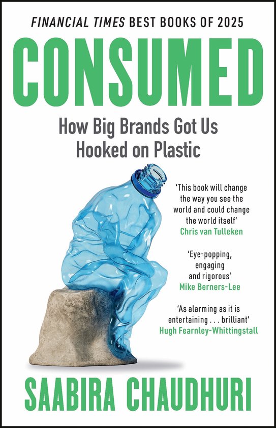 Boekcover voor 'Consumed: How Big Brands Got Us Hooked on Plastic' met een blauwe plastic fles, zittend op een steen.