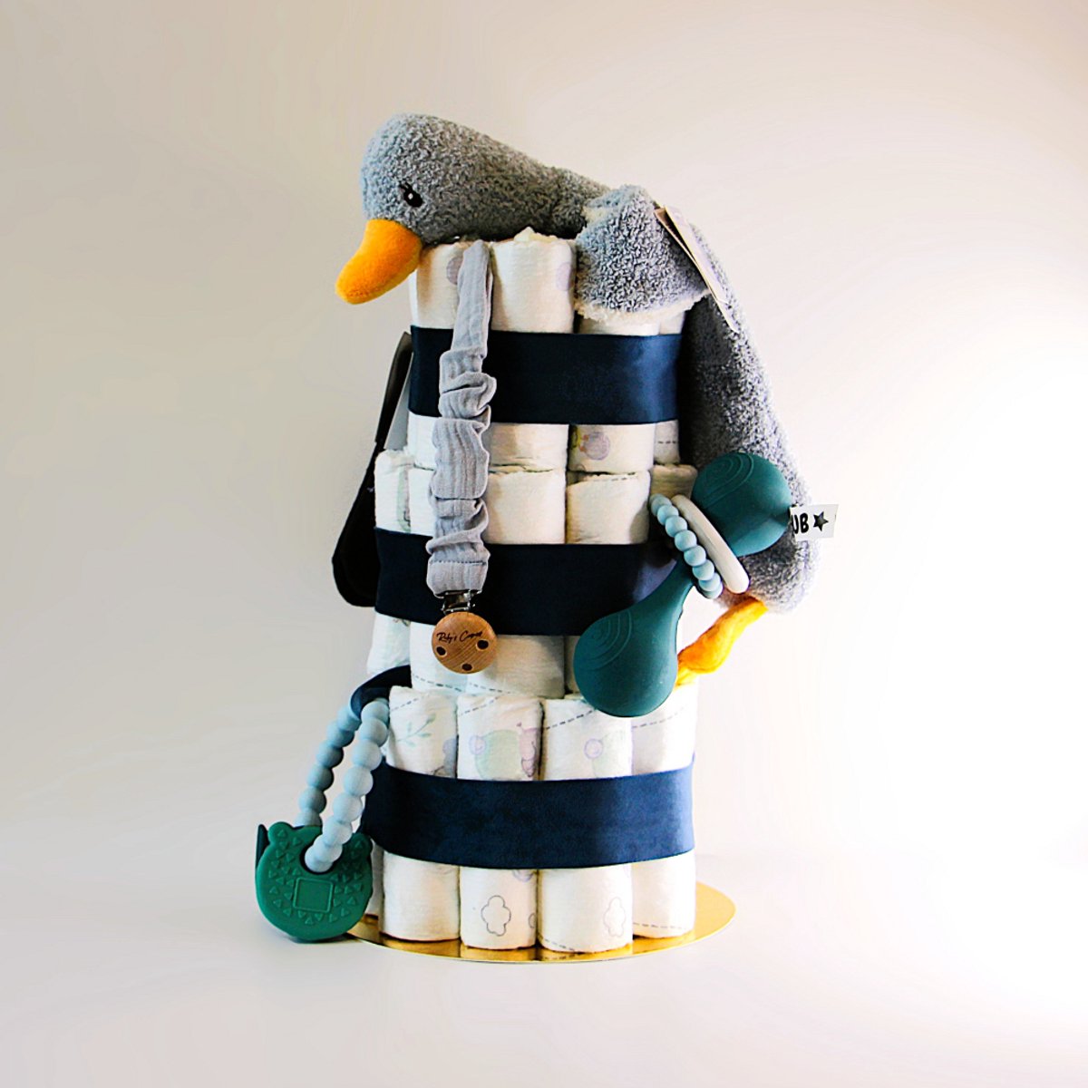 Luiertaart - jongen blauw - Pampers luiers - kraamcadeau baby - babyshower cadeau - knuffeldoek eend - speenkoord - rammelaar -bijtring - sokjes