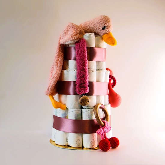 Luiertaart - meisje roze - Pampers luiers - kraamcadeau baby - babyshower cadeau - knuffeldoek eend - rammelaar - bijtring kers - speenkoord van Luiertaart — afbeelding 3