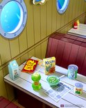 Mini Kelp Juice, Kelp-chips, Kelpo, Coral Seaweed Soup en erwten op toonbanken met boothutjes.