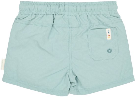 Lichtblauwe zwemshort met elastische tailleband, achterzak en een label met gekleurde letters.
