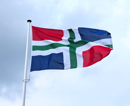 Wapperende Groningse vlag in de lucht
