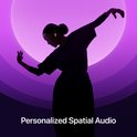 Danseuse sur fond violet portant des écouteurs blancs. Audio spatial personnalisé.