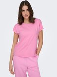 Model in roze Only Play T-shirt met korte mouwen en bijpassende roze joggingbroek.
