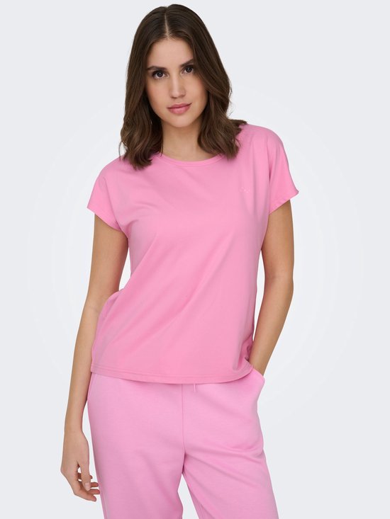 Model in roze Only Play T-shirt met korte mouwen en bijpassende roze joggingbroek.