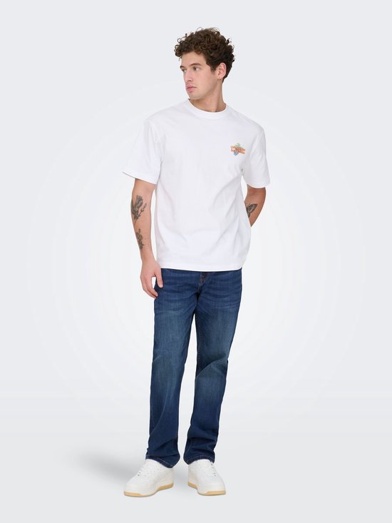 Man met wit T-shirt en donkerblauwe jeans. T-shirt heeft een kleine opdruk op de borst.