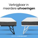 Twee Bodo opvouwbare bedden naast elkaar, een met een zwart en een met een wit frame. Beide hebben een donkergrijs en wit matras.