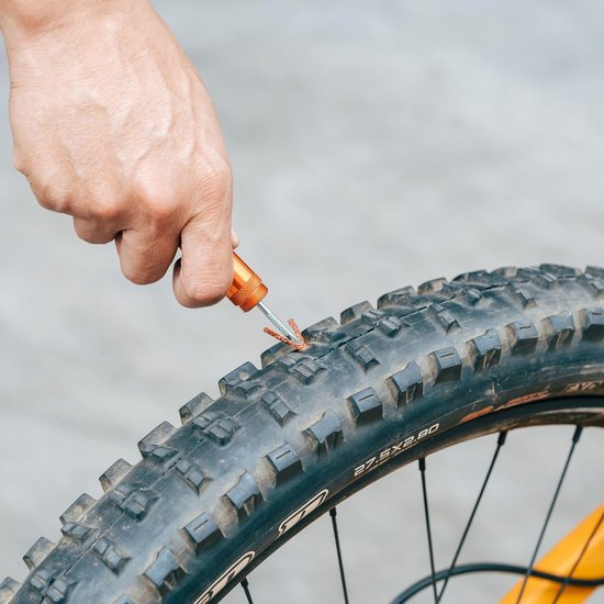 Tubeless Banden Reparatie Set met Geïntegreerde CO2 Flesje Pomp - Inclusief 2 Maten Pluggen van Merkloos — afbeelding 4