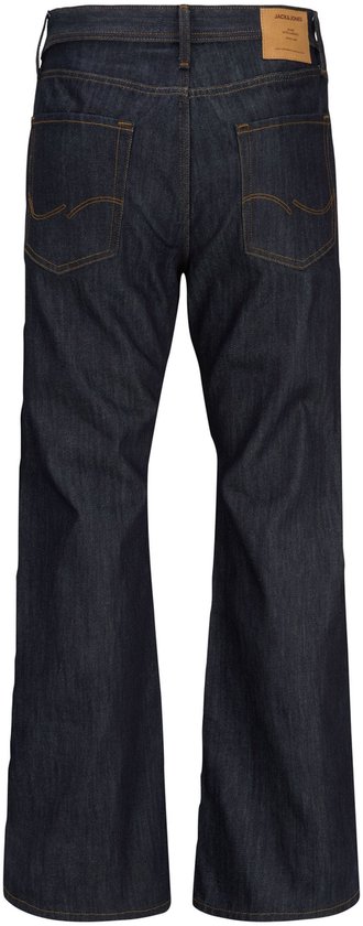 Achterkant van donkerblauwe jeans met wijd uitlopende pijpen, met Jack & Jones merklabel.