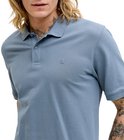 Blauw poloshirt met korte mouwen, op de borst een geborduurd '&'-symbool.
