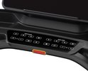 Details van het bedieningspaneel van de loopband met knoppen voor helling en snelheid.